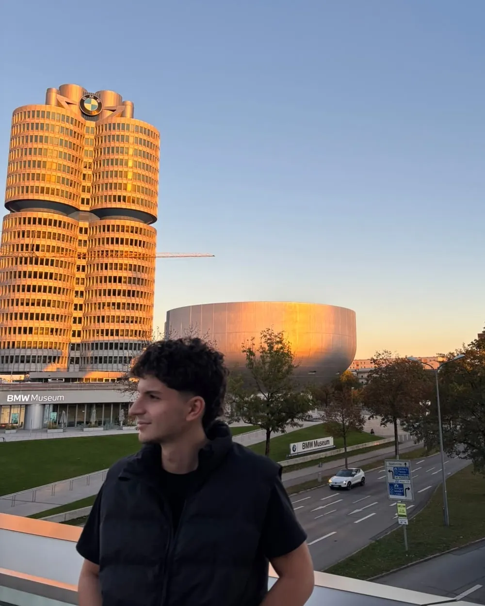 Felix Nacke, Webdesigner, vor der BMW-Welt in München